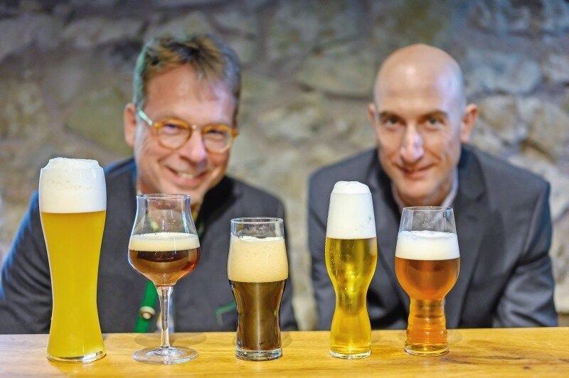 Große Bier-Liebe: Axel Kiesbye (l.) und Jens Luckart bei ihrer Lieblingsbeschäftigung.