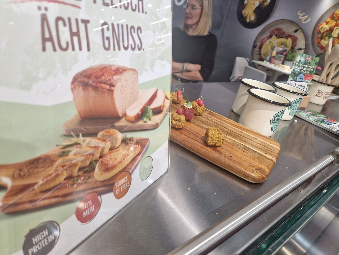 Die Kostproben waren sehr gefragt, vor allem jene vom veganen Leberkäse: Häppchen am Stand von 