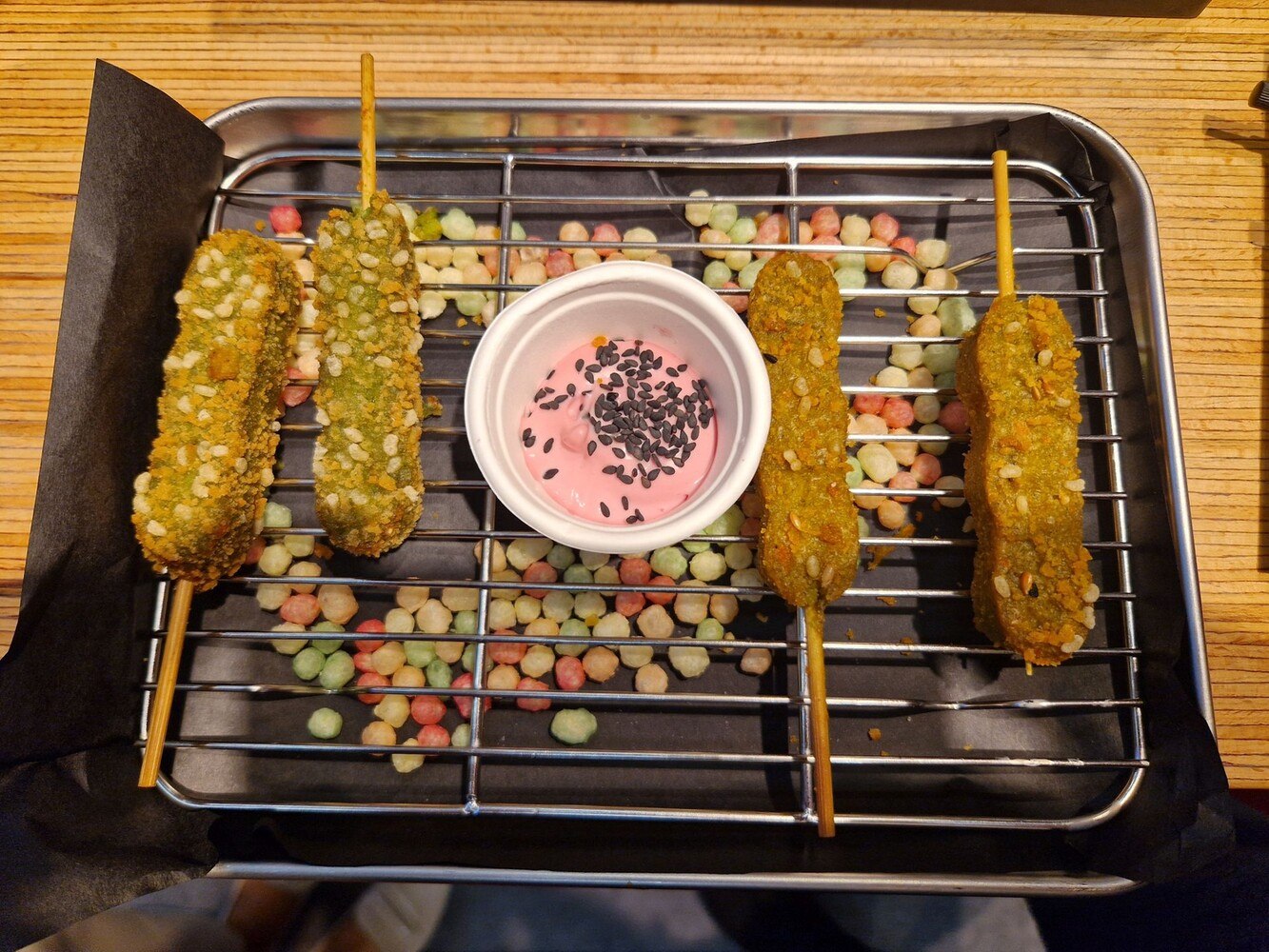 Veggie Stick Curry Masala und Erbse-Minze mit veganer Sauce aus roten Rüben und Mayo. © Alexander Grübling