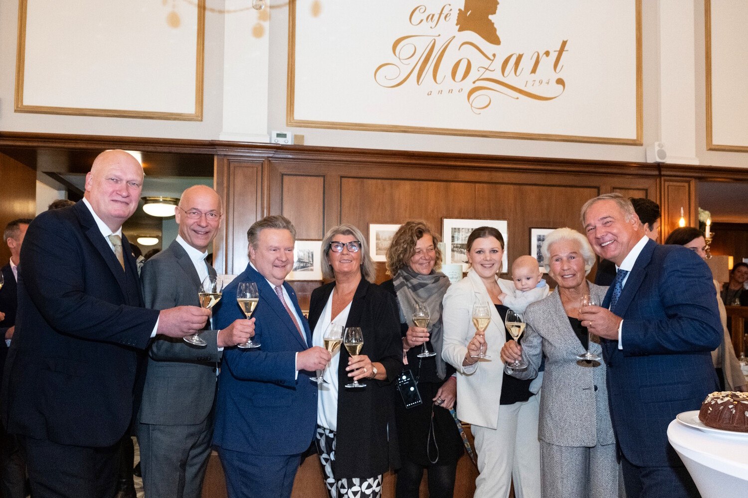 v.l.n.r. Berndt Querfeld, Dompfarrer Toni Faber, Wiener Bürgermeister Michael Ludwig, Andrea Winkler, Irmgard Querfeld, Karoline Klezl, Anita Querfeld, Wirtschaftskammerpräsident Walter Ruck © Cynthia Fischer