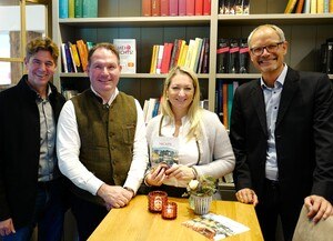 Touristiker und „Seefischer“-Betreiber in der „Bibliothek des Nichts“: Stefan Brandlehner, Michael und Elisabeth Berndl mit Klaus Ehrenbrandtner („Kärnten Werbung“, v.l.n.r.). © Roland Graf