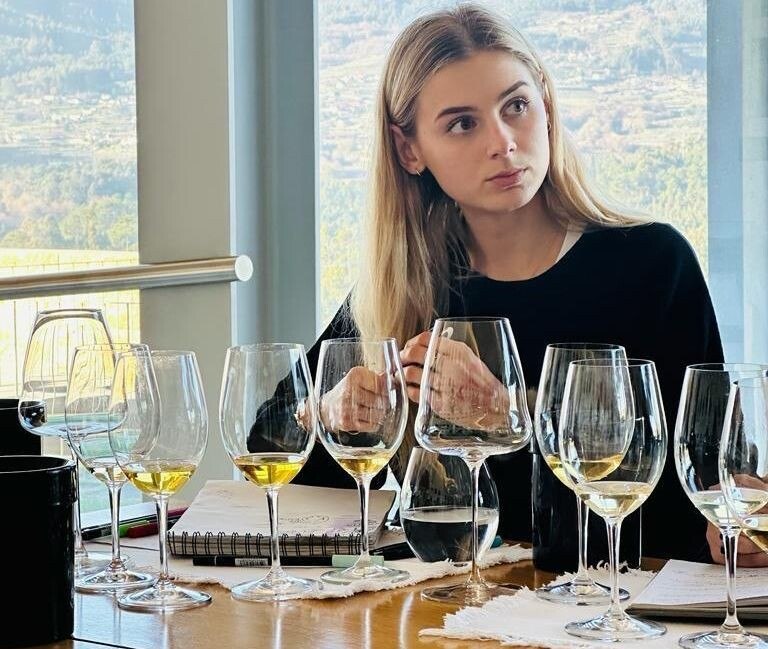 Wein-Influencerin Cokie Ponikvar mit über 460.000 jungen Followern auf Instagram spricht in Lech über die Wahrnehmung österreichischer Weißweine in Kanada. © C. Ponikvar