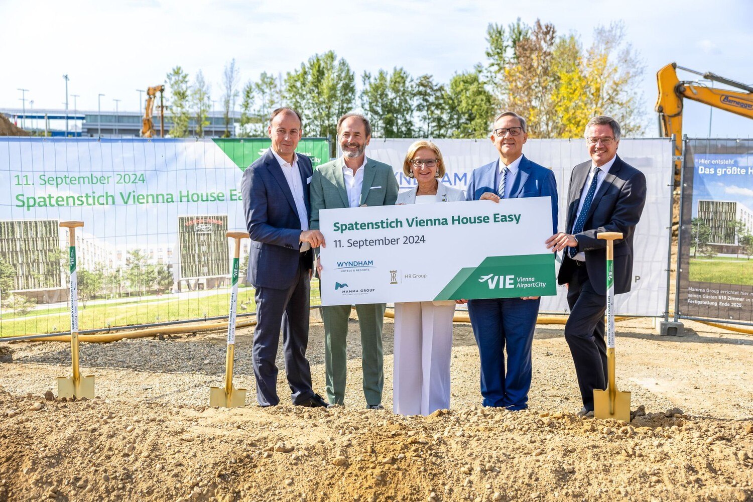 Jörg Beginen, COO HR Group, Herbert Pinzolits, Eigentümer und CEO MAMMA Group, Johanna Mikl-Leitner, Landeshauptfrau von NÖ, Günther Ofner, Vorstand der Flughafen Wien AG und Wolfgang Scheibenpflug, Bereichsleiter Immobilien- und Standortmanagement der Flughafen Wien AG. © Flughafen Wien