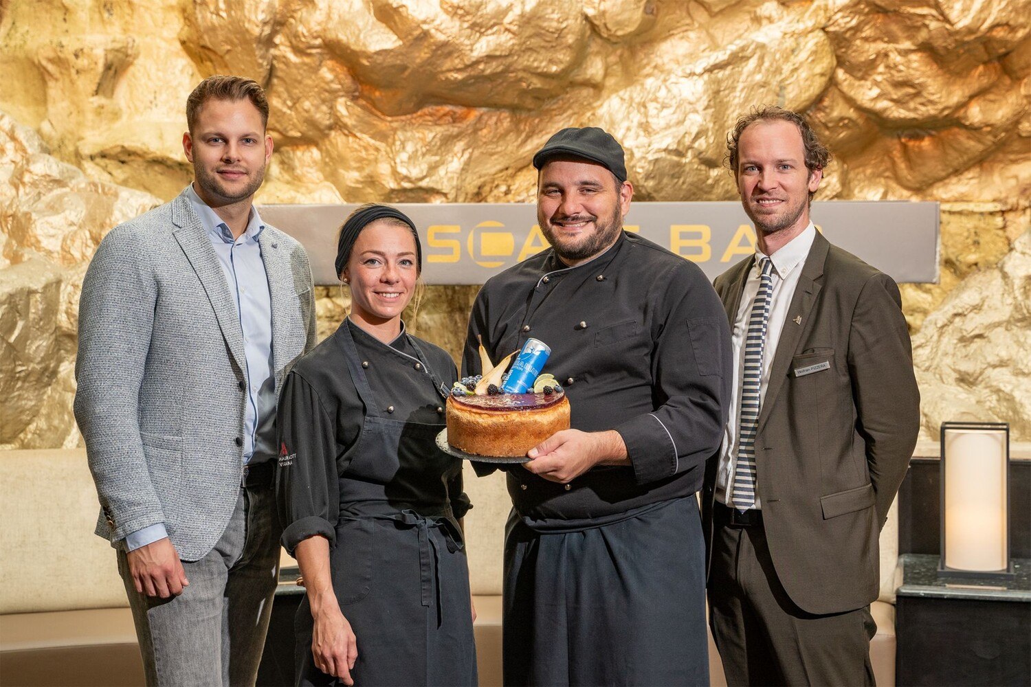 Liefert jedes Jahr Höchstleistungen ab: das Patisserie-Team des Vienna Marriott Hotel. Denise Koppensteiner und Gilles Guillot (Mitte) nebst Wolfram Pizzera (Vienna Marriott Hotel) und Lucas Kelner (Red Bull). © ALBA Communications