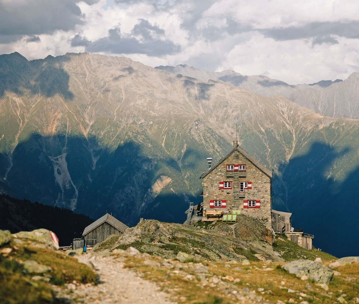 Exponierte Lage: die Erlanger Hütte auf 2.558 Metern. © Ötztal Tourismus / Jochen Müller