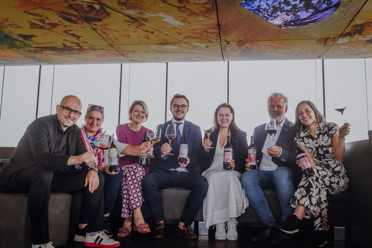 Freude am gemeinsamen Projekt (v.l.): Tomas Hynek (Head Sommelier Das LOFT im 18. Stock des SO/ Vienna), Natascha Quester (Vienna Somms), Dagmar Gross (OSOV), Maximilian Steiner (Bester Sommelier Österreichs), Annemarie Foidl (Präsidentin Sommelier Union Austria), Bruno Resi (TSOV), Ivanna Kuspita (Head Sommelière Landhaus Bacher). © Christine Miess