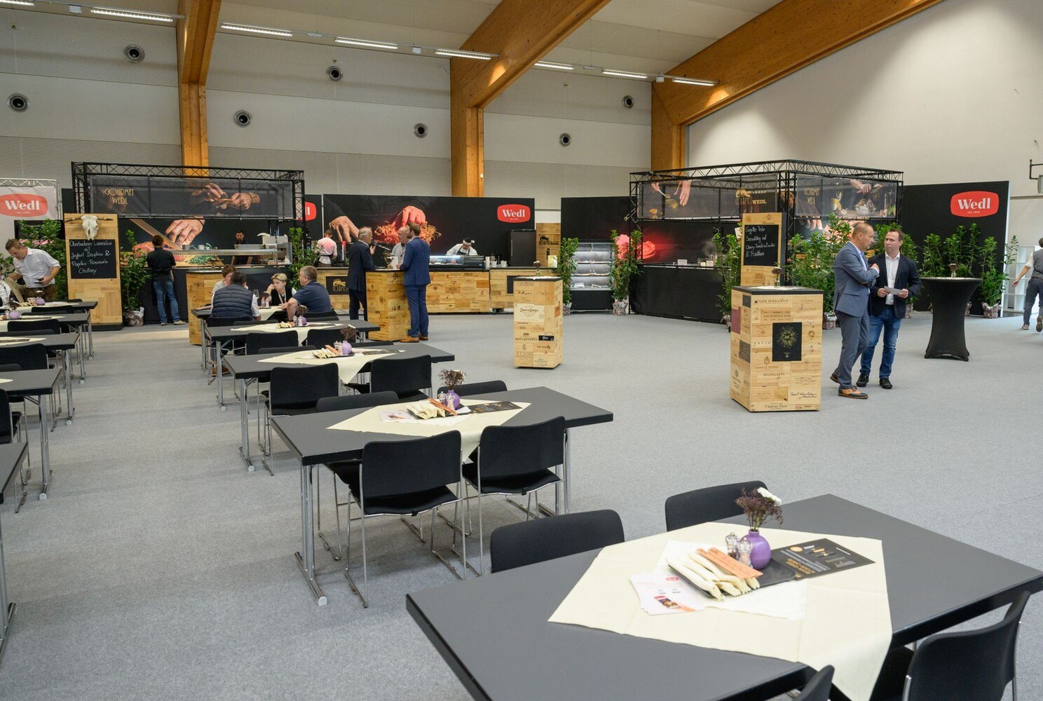 Hier lässt es sich perfekt verkosten: In der Wedl-Halle kommen zahlreiche Schmankerl auf den Tisch. © Wedl / Franz Oss