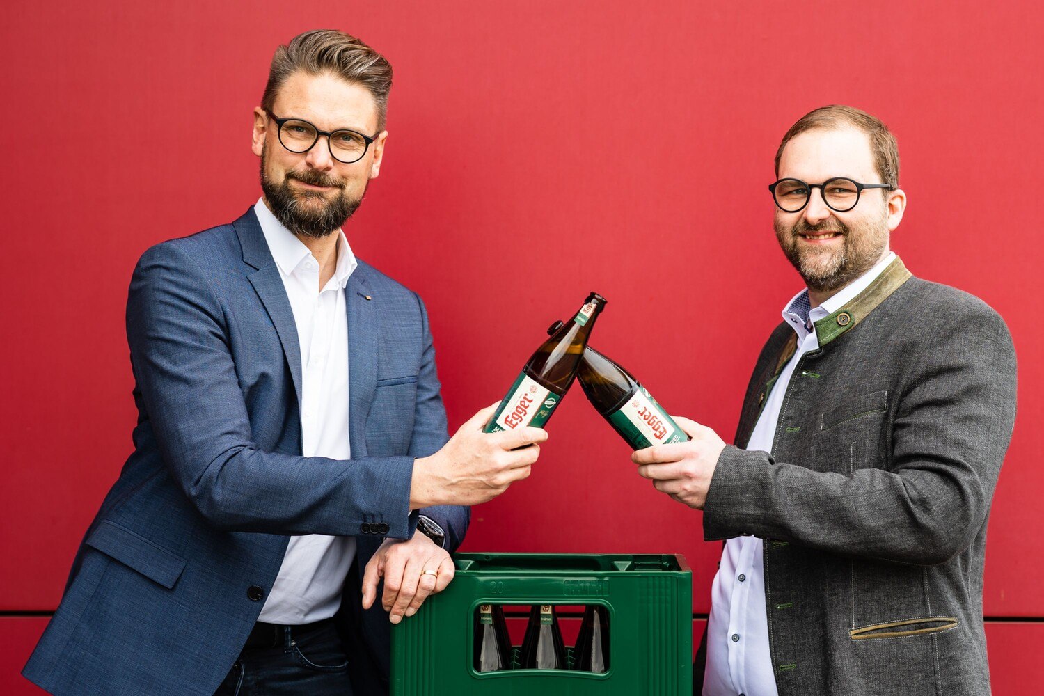 Reinhard Grießler und Braumeister Johannes Meister stoßen auf den erneuten Erfolg an. © Patrick Salfinger Fotografie