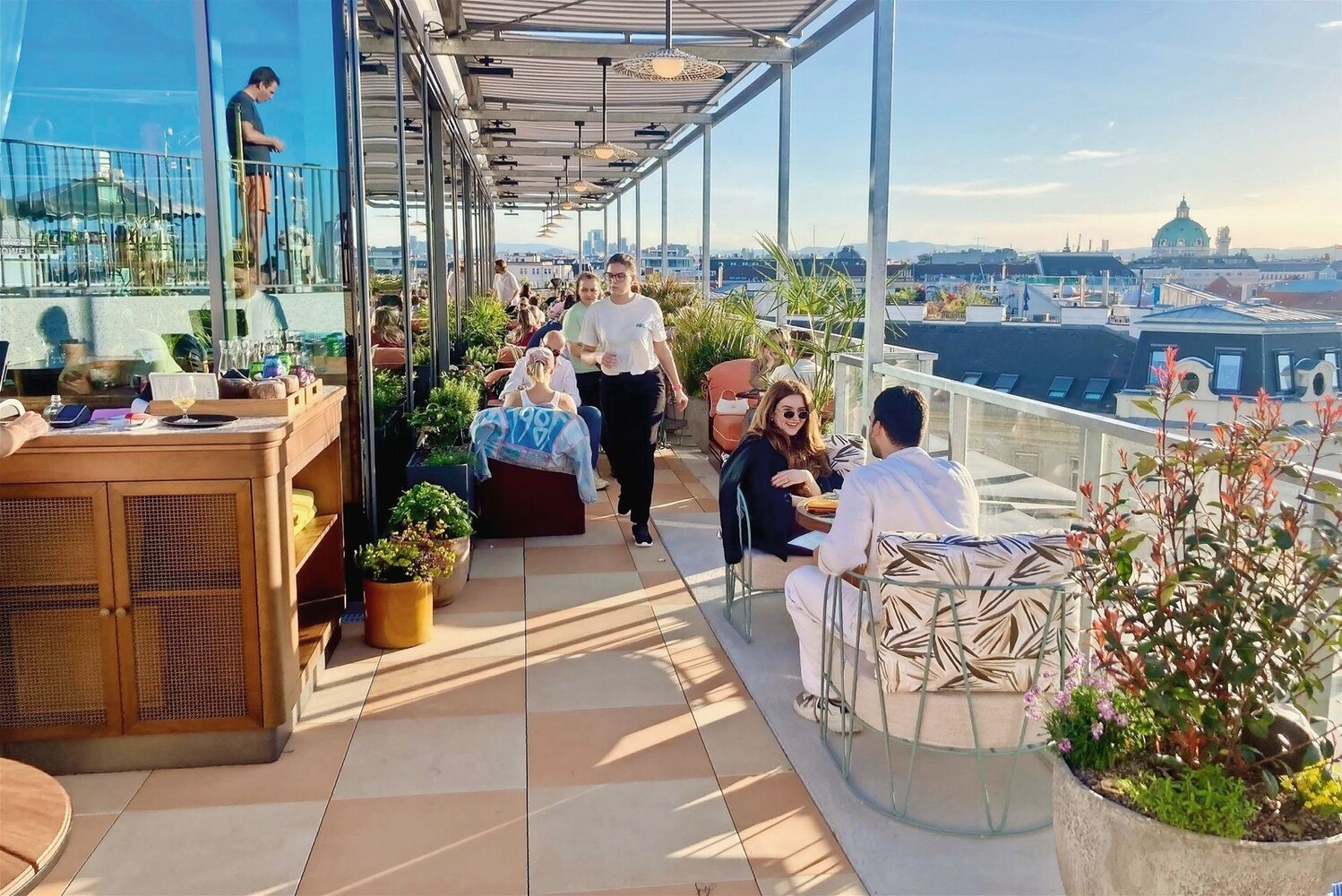 Die neue Rooftop-Bar „Cayo Coco“ präsentiert sich im kubanischen Stil der 1950er-Jahre.  © Herbert Hacker