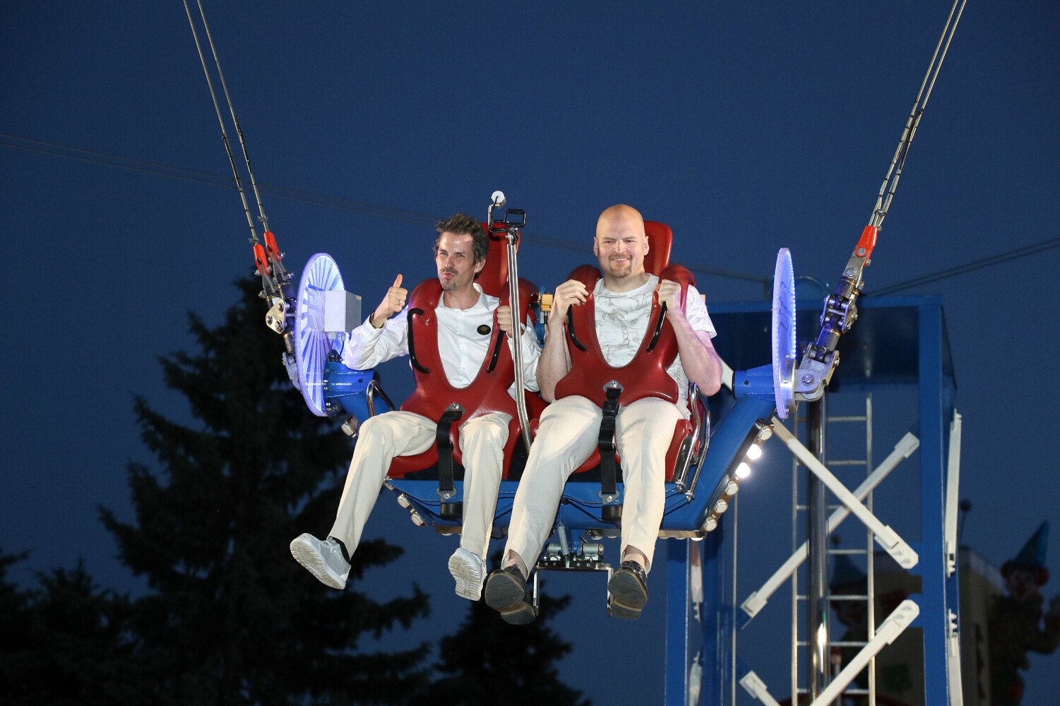 Hoch hinaus: Obmann Thomas Peschta und sein Stellvertreter Wolfgang Ruckenbauer lassen sich im Ejection Seat gen Himmel schießen – und beweisen dabei, dass sie nicht nur am Boden für Furore sorgen. 