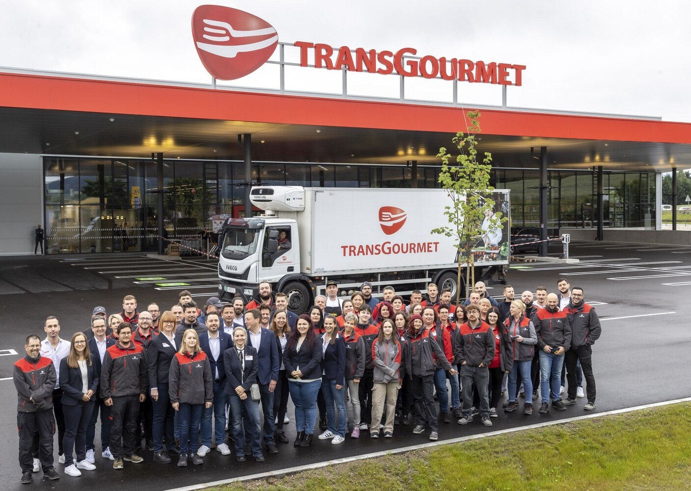 Die Transgourmet Manschaft vor dem neuen Standort in Klagenfurt. © Andreas Kolarik / Transgourmet