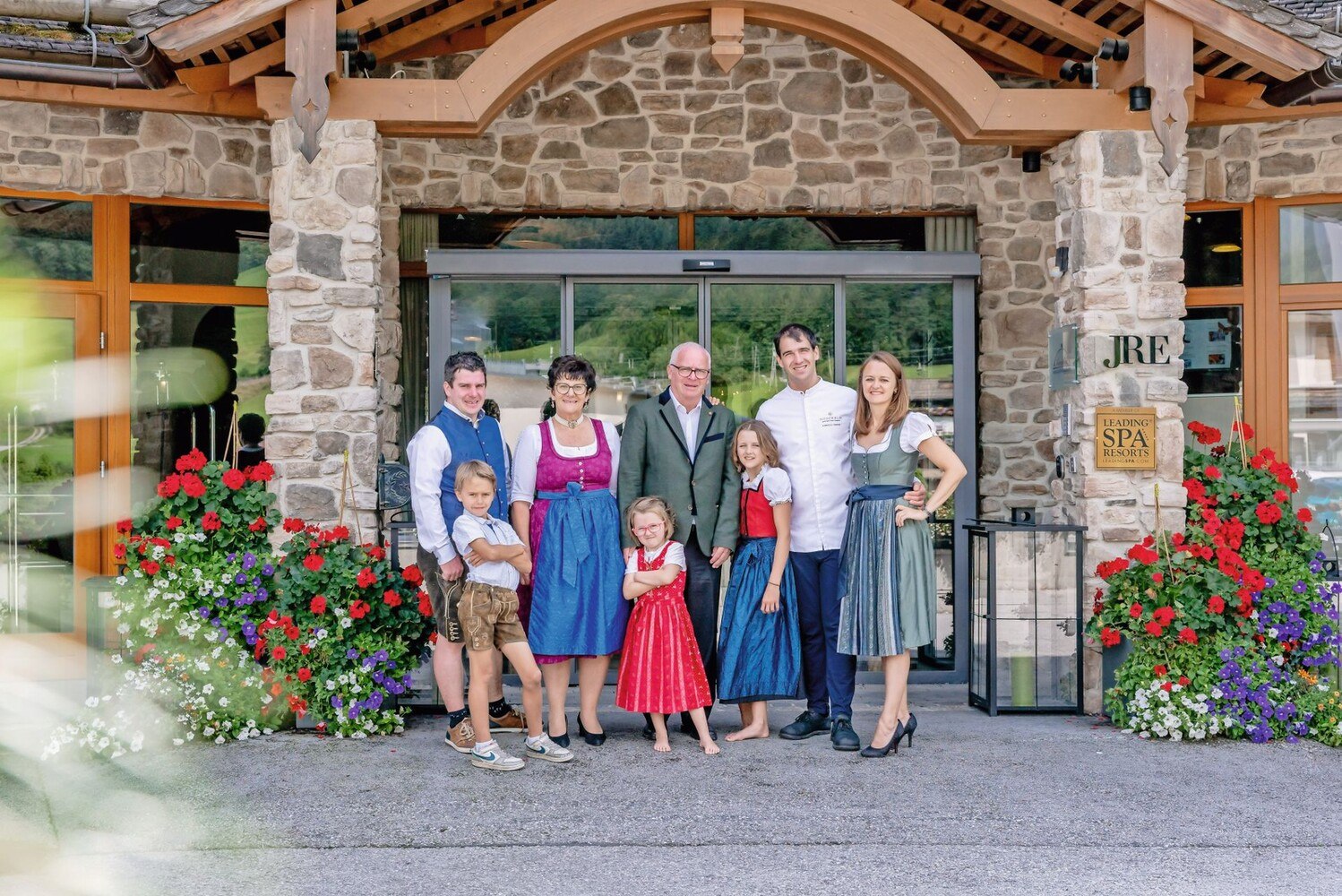 Alle packen an: Familie Herbst vor dem Genießerhotel 