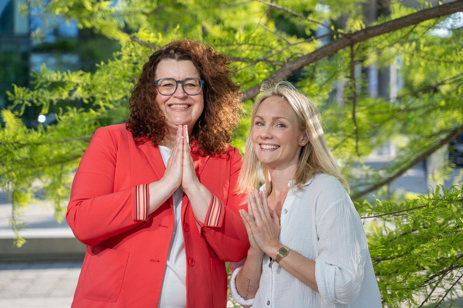 Audrey Hämmerle, die Meisterin der 108 Sonnengrüße, will die Energie des Sommers direkt auf die Matte bringen. Und neben ihr steht Kathrin Fleischer (Bild li.), die Boss-Lady vom Courtyard by Marriott Vienna Prater/Messe. Sie wird sicherstellen, dass Gäste nach dem Yoga-Marathon auch richtig verwöhnt werden. © ALBA/Christopher Hanschitz