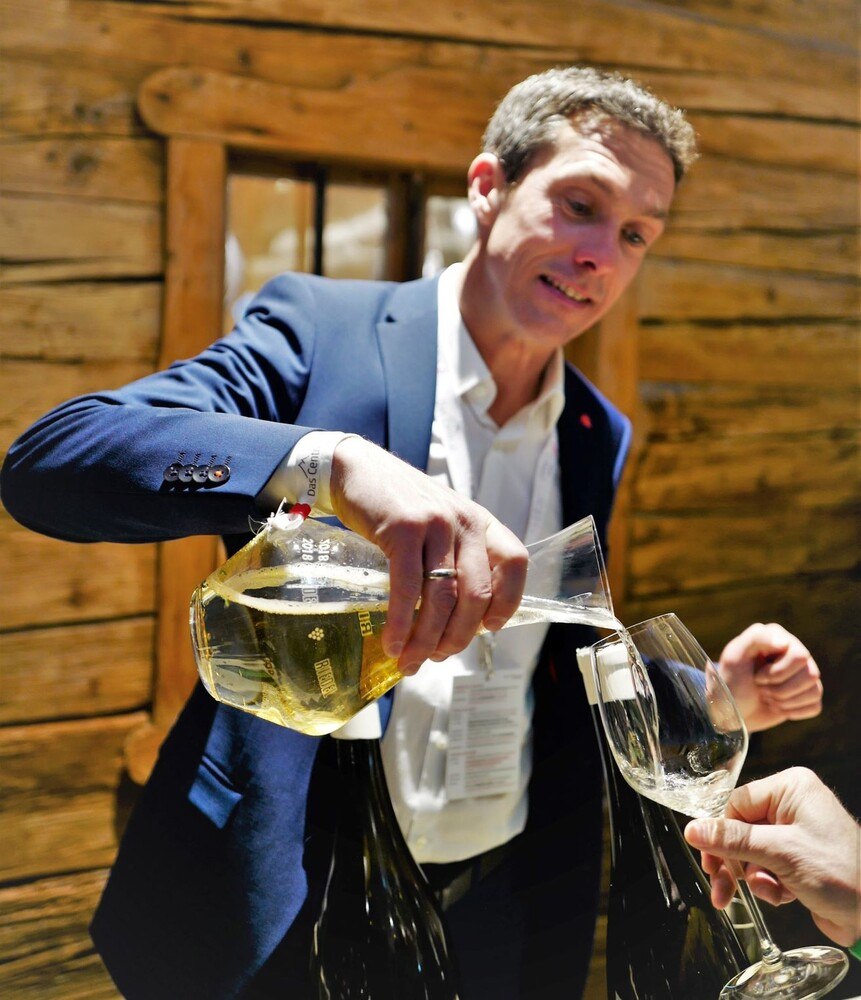 In Aktion: Master of Wine (MW) Andreas Wickhoff mit dem „Ried Lamm“ von Bründlmayer. © Roland Graf