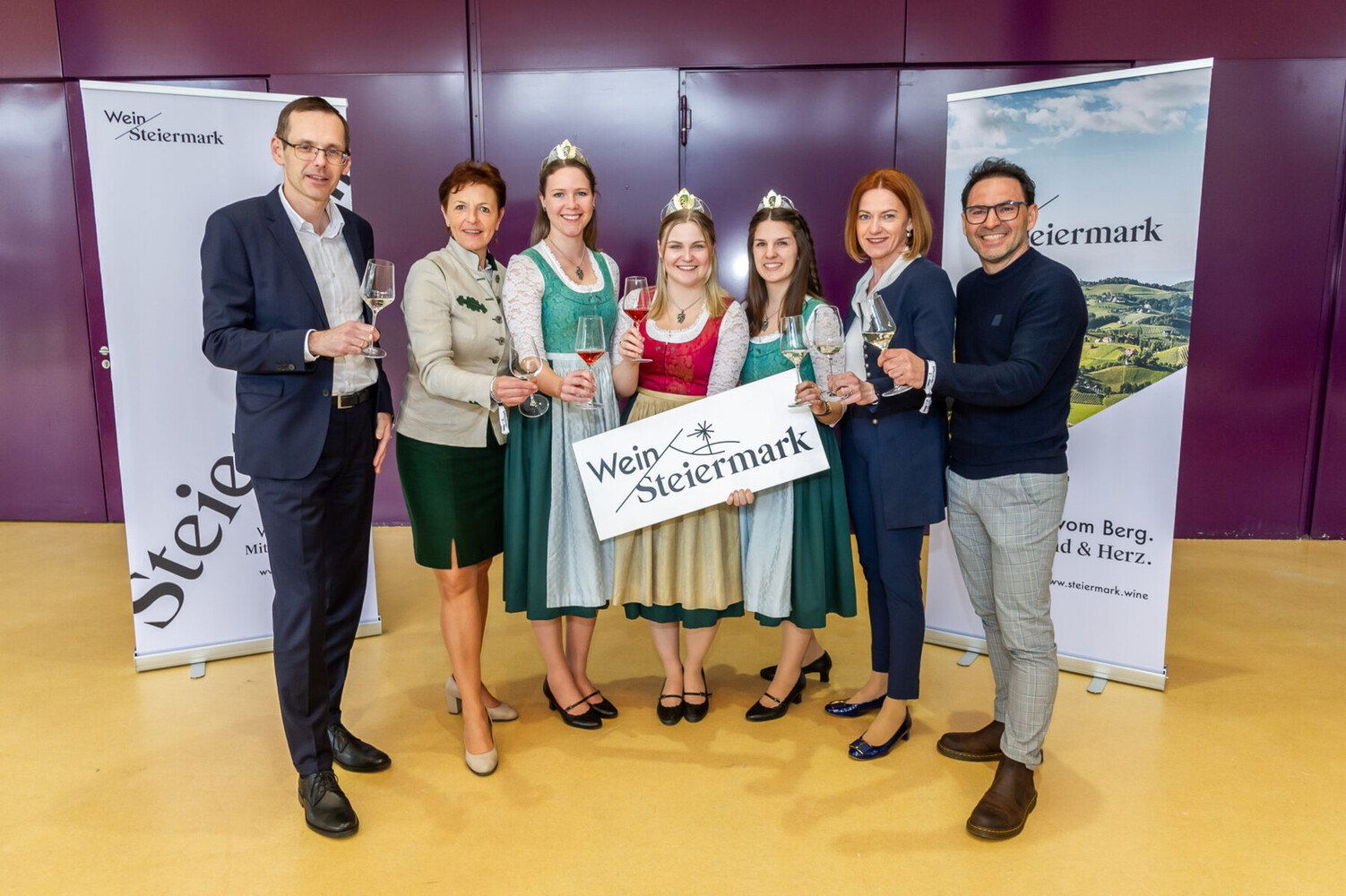 v. r.: Stefan Potzinger, Obmann Wein Steiermark, Landesrätin Simone Schmiedtbauer, Weinhoheiten: Marlene Prugmaier, Sophie Friedrich, Katrin Strohmaier, Maria Pein, Vizepräsidentin Landwirtschaftskammer Steiermark,, Oliver Kröpfl, Vorstandsmitglied Steiermärkische Sparkasse, © Wein Steiermark / Paul Stajan