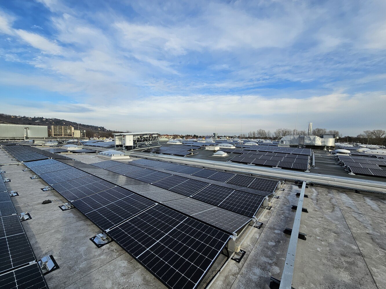 Wien Energie hat am Dach des Großhändlers Photovoltaikmodule installiert, die rund 30 Prozent des Strombedarfs vor Ort mit Ökostrom decken. Zusätzlich können rund 500 Tonnen CO2 jährlich eingespart werden. © Wien Energie/ Veljko Jovanovic