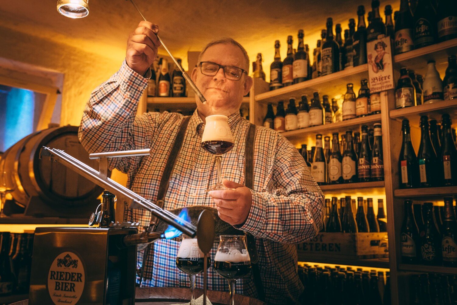 Das Bierstacheln sollten sich alle Bierliebhaber einmal zu Gemüte führen. Geschmacklich eine Offenbarung! Ein Meister seines Fachs ist übrigens Karl Zuser (Bild), der in seinem Betrieb eine sehenswerte Bierkarte bereithält. © Innviertel Tourismus / Matthias Klugsberger