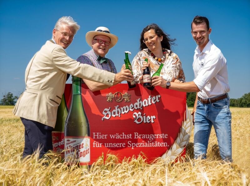 Braumeister Andreas Urban, Conrad Seidl, Gabriela Maria Straka (Director Corporate Affairs und CSR der Brau Union) und Jan-Anton Wünschek von der Wünschek-Dreher’schen Gutsverwaltung Gutenhof. © Brau Union Österreich