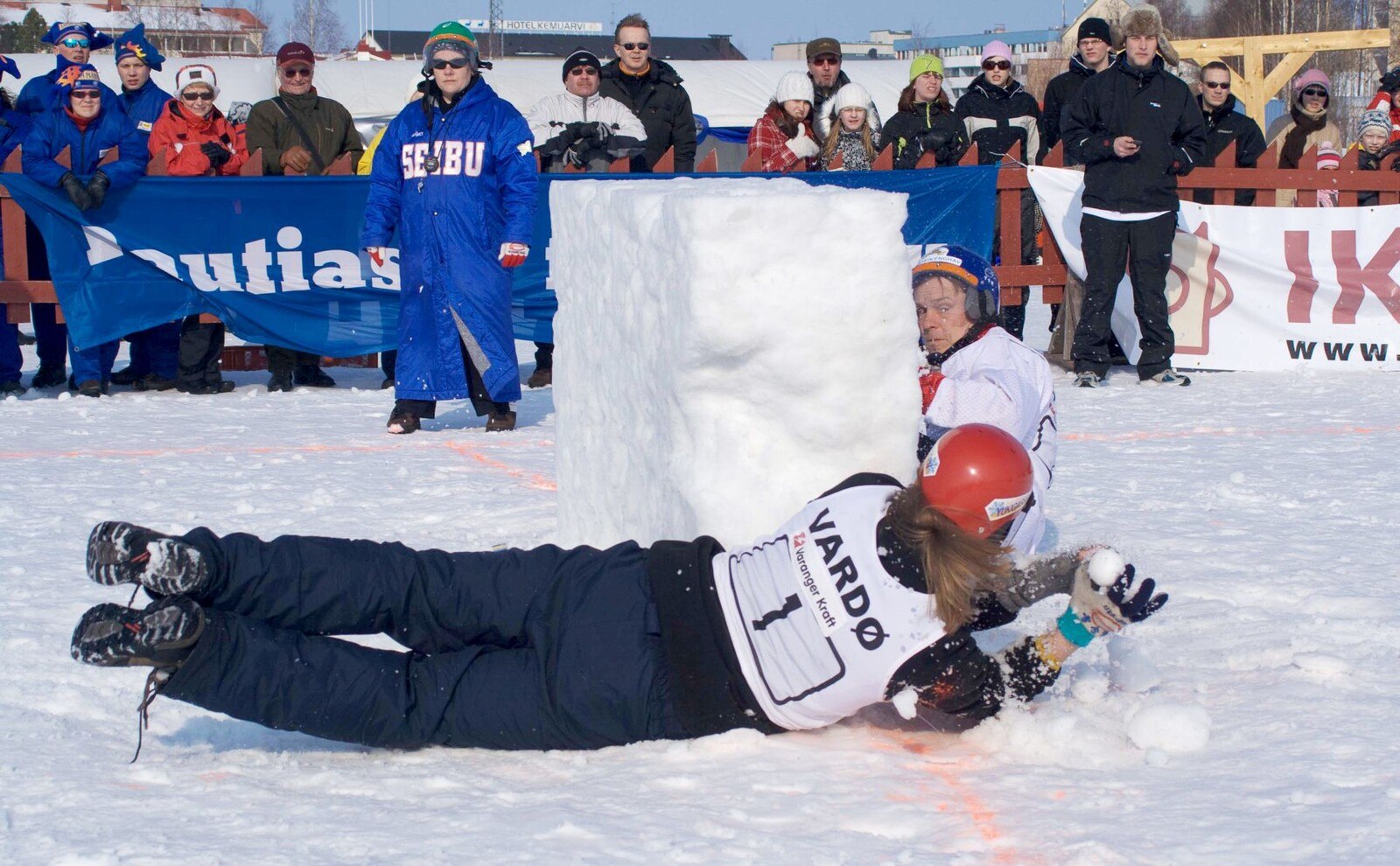 Hier zeigen zwei Yukigassen-Enthusiasten, wie man im Schnee stilvoll zuschlägt. m Schneeballsport ist alles erlaubt, solange man dabei cool aussieht. © Yukigassen Finland/Vesa Särkelä