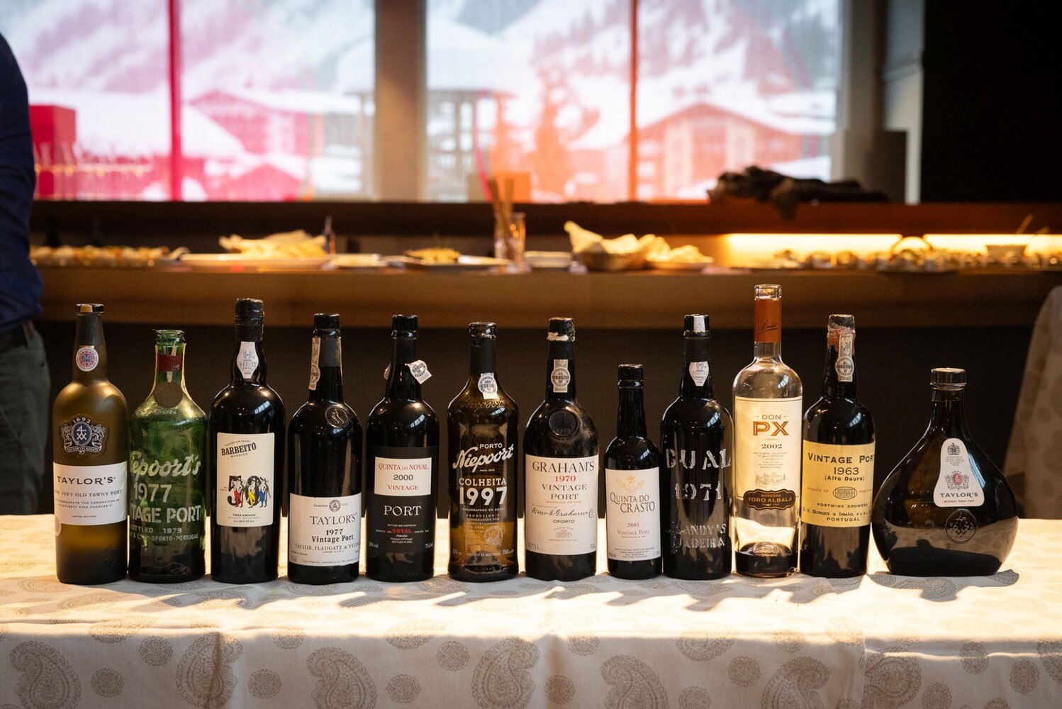 Neben dem King Charles Port hatte die Jury noch weitere elf großartige Ports, Sherries und Madeiras im Glas. Darunter etwa ein 50-jähriger Madeira von Barbeito, Vintage Ports aus 1963, 1970 und 1977 oder auch ein Lefdunkler Sherry Pedro Ximenes. © Wine & Partners