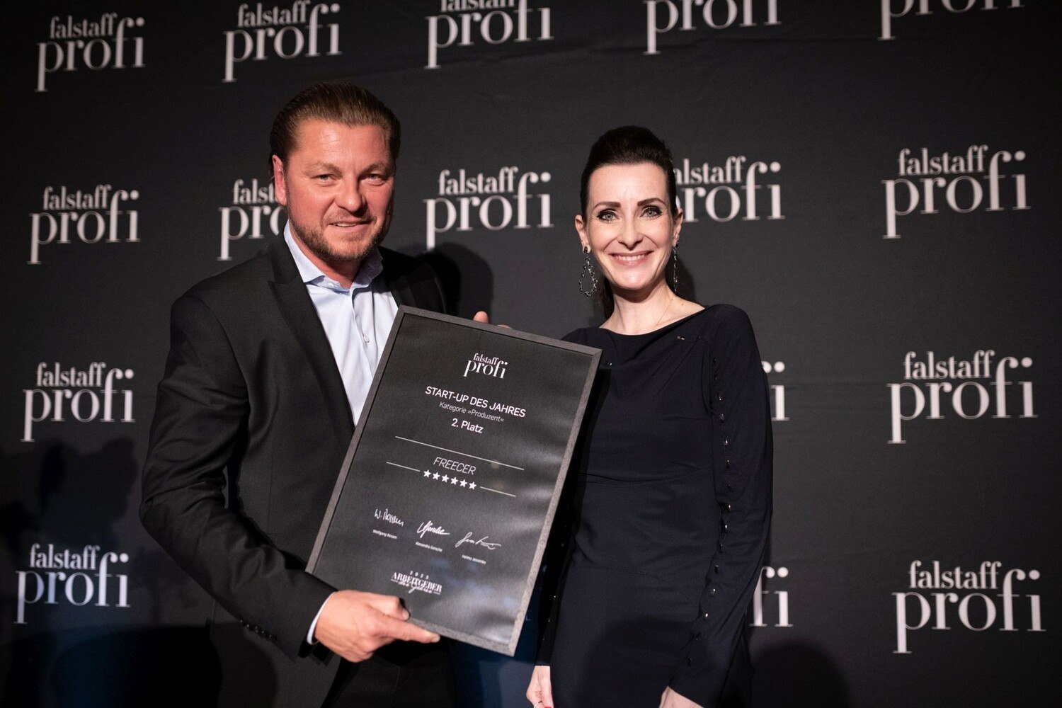 Platz 2 - aber Sieger der Herzen: Michael Reussner von BTP Solutions hat den Freecer entwickelt. Ein Gerät, das Gläser in Sekunden vereist und desinfiziert. Im Bild mit Falstaff-Profi-Chefredakteurin Alexandra Gorsche. © Conny Leitgeb