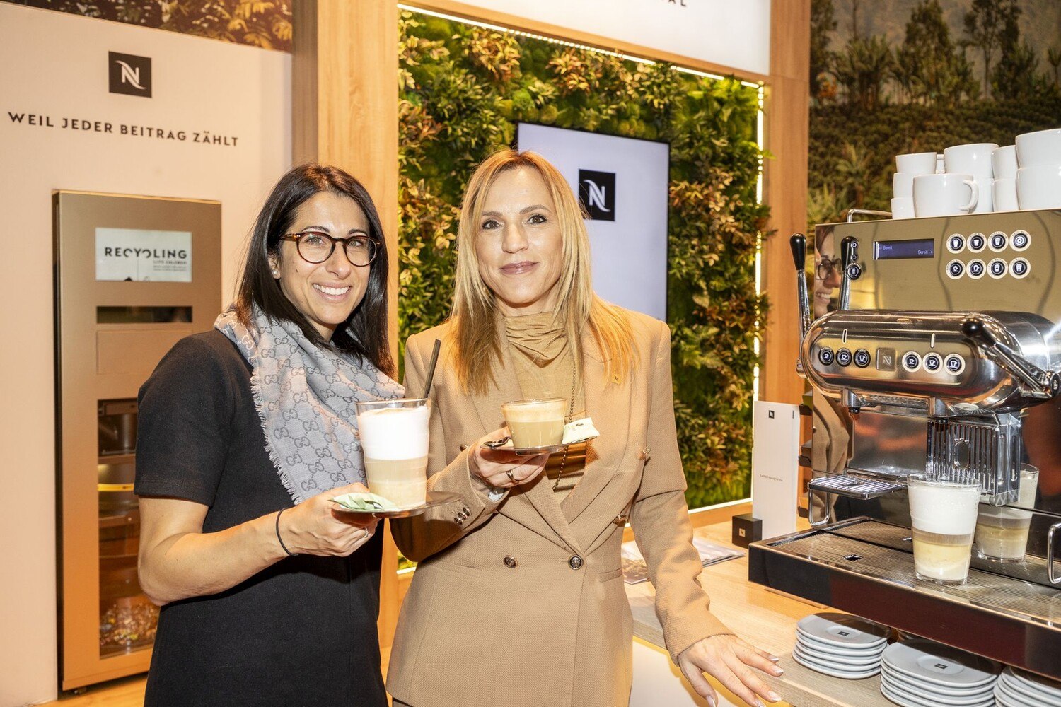 Hatten stets einen offenes Ohr am Stand von Nespresso Professional: Nadja Freund, Sonja Krebs. © ÖGZ / Kolarik