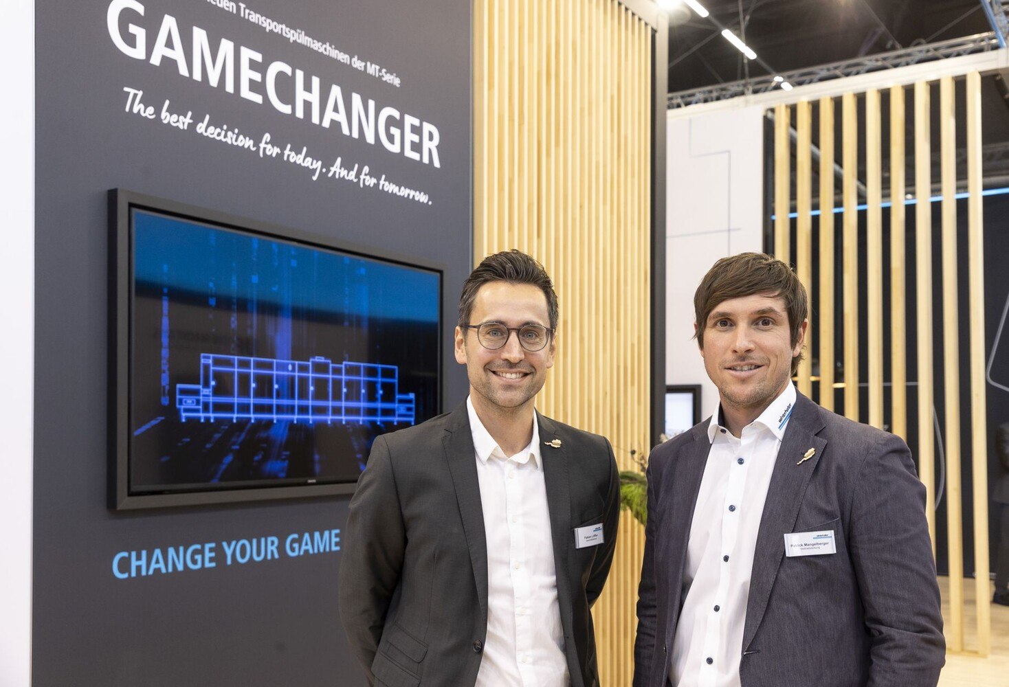 Fabian Löffler und Patrick Mangelberger auf dem Stand von Winterhalter. © ÖGZ / Kolarik