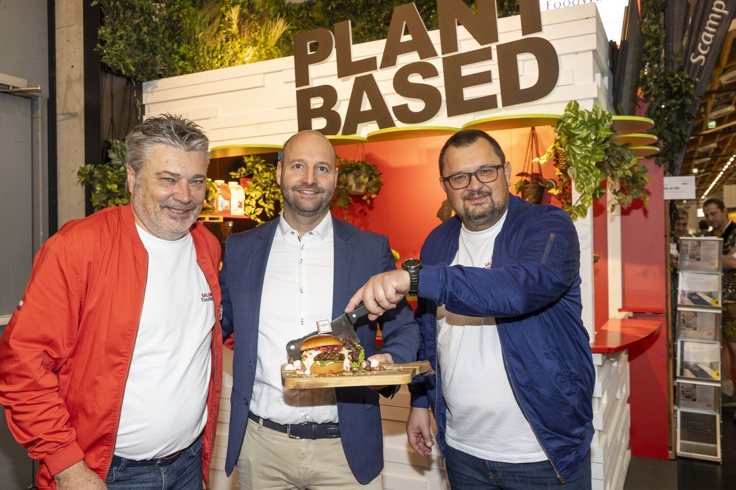 Hier wurden alle satt: Horst A. Aldrian, Maik Pötschke und Roland Ziegerhofer verwöhnten Besucher mit Burger-Kreationen, Fingerfood & Co. © ÖGZ / Kolarik