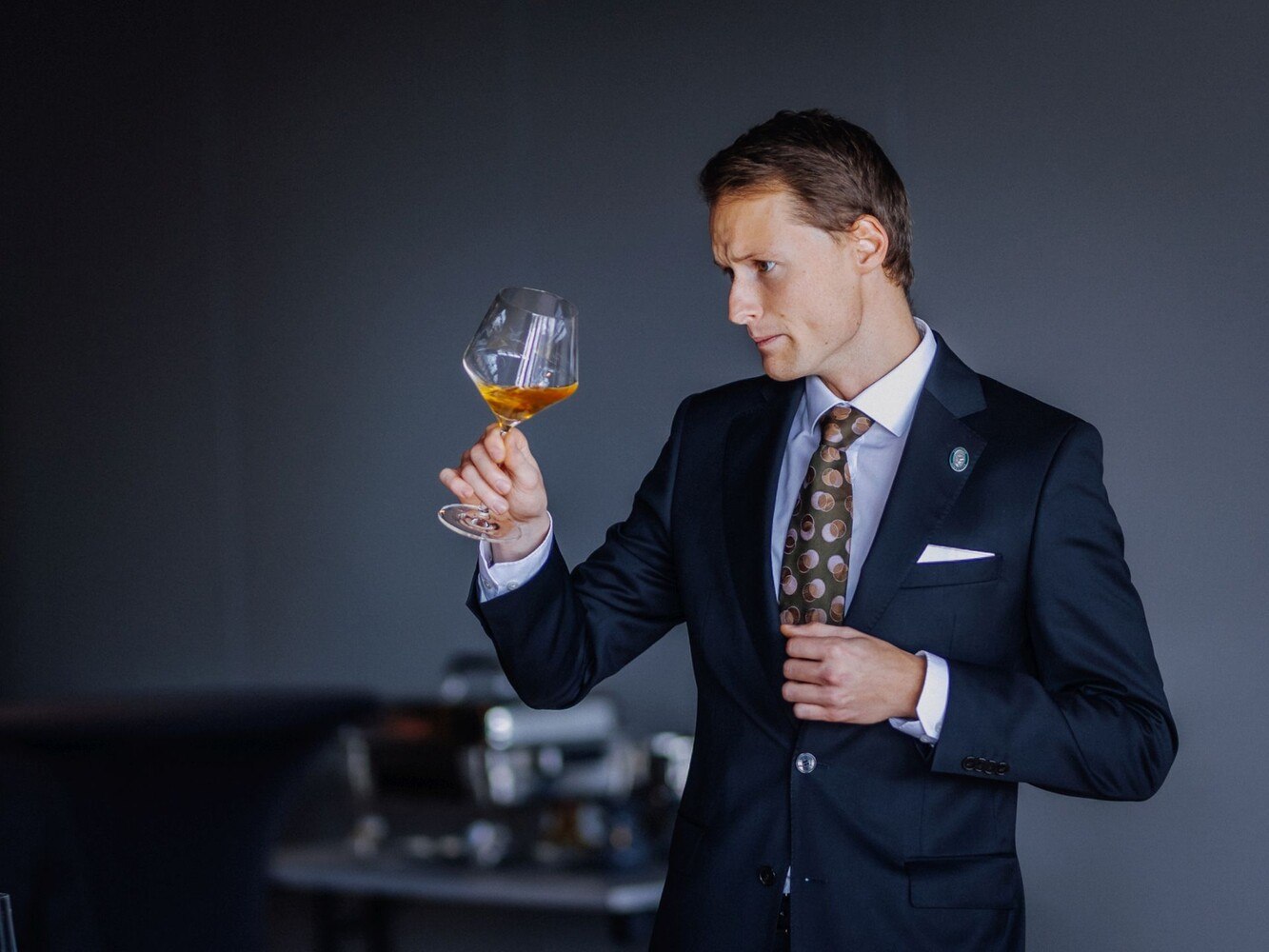 Finalist Stefan Klettner, versunken im tiefen Rätsel des Glases. Ein fancy Rosé oder doch nur Aperol? © SUA / Christine Miess