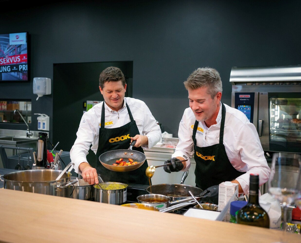 Executive Chef Cook Leopold Aichinger und sein Kremser Kollege Christoph Blaha im Cook-Studio © Transgourmet Österreich