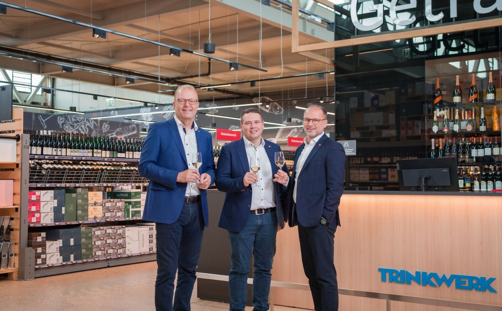 Ja, die Getränkeabteilung ist umfangreich und bestens bestückt. Darauf ein Glaserl: Manfred Hayböck, Matthias Srb und Thomas Panholzer. © Transgourmet Österreich