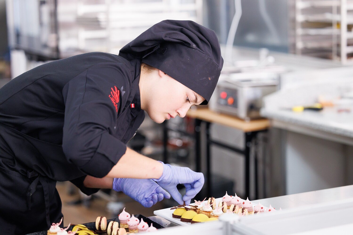 Anna Saurer in ihrem Element: Zwischen Schokoladencoulant und Fondant-Figuren zeigt die 23-jährige Tirolerin, dass Handwerk, Kunst und ein Quäntchen Anarchie die Zutaten für Europas beste Patisserie sind. © EuroSkills