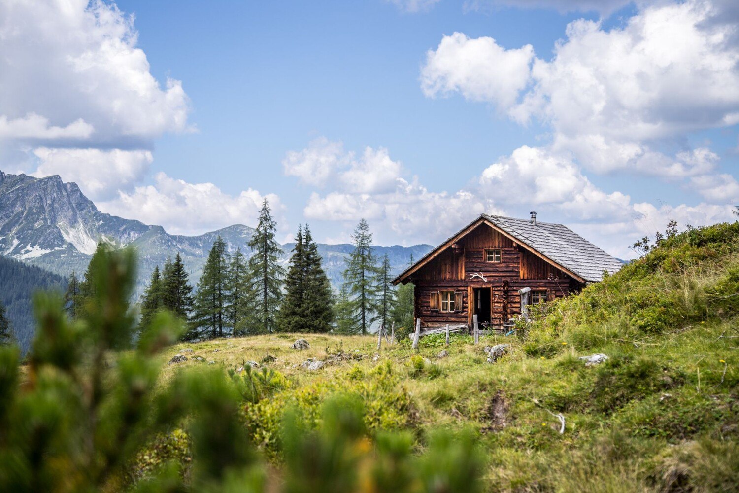 Die Alpen im Zeitalter von Instagram: Ist der Aufstieg zur Berghütte nur noch eine Kulisse für das perfekte Foto? © iStock / Getty Images Plus / Patrick Daxenbichler