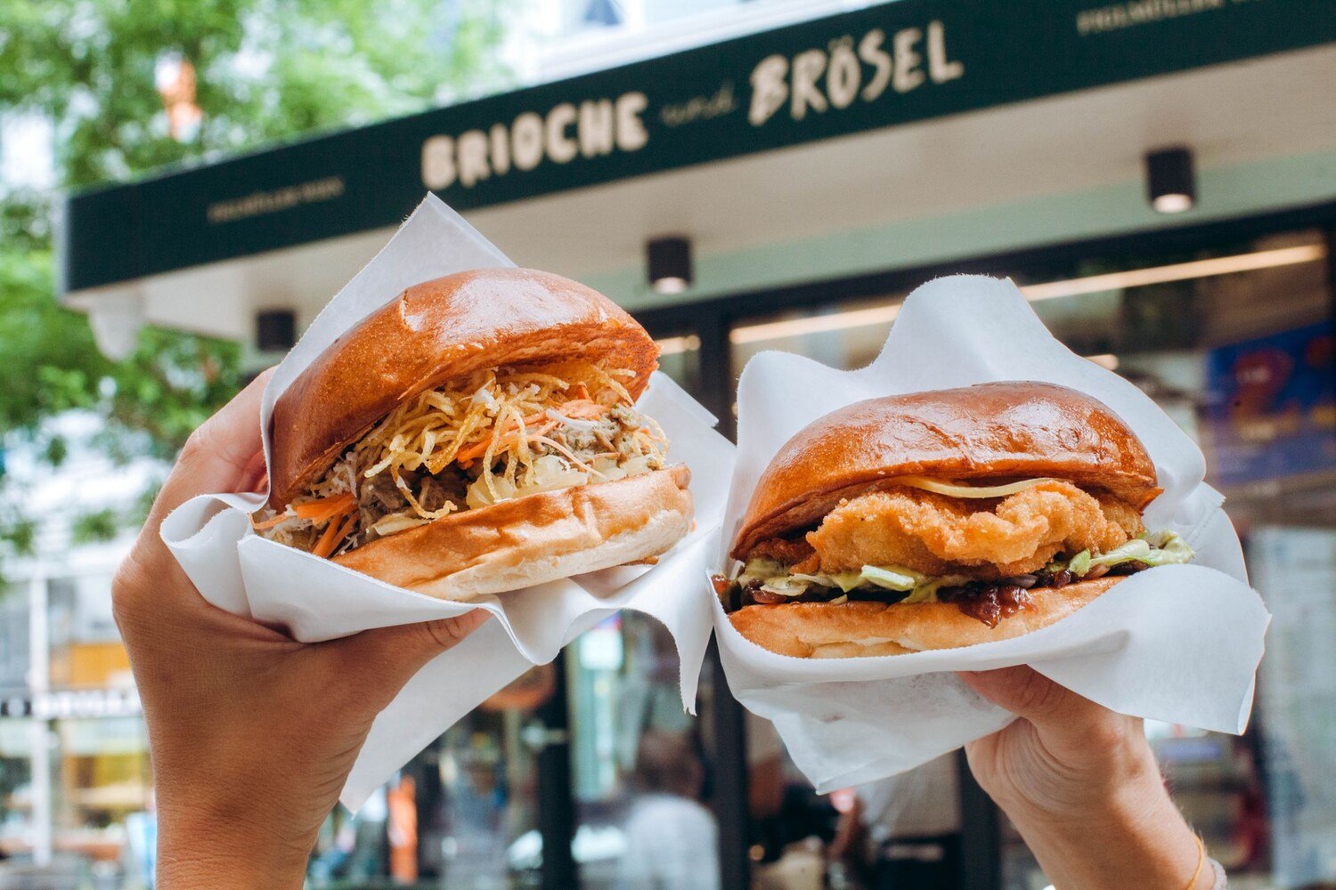 Zum Kalbsschnitzel gesellen sich im Brioche-Bun fermentierte Zitronen, Zwiebelmarmelade, Petersilmayonnaise und Salat. © Figlmüller Group