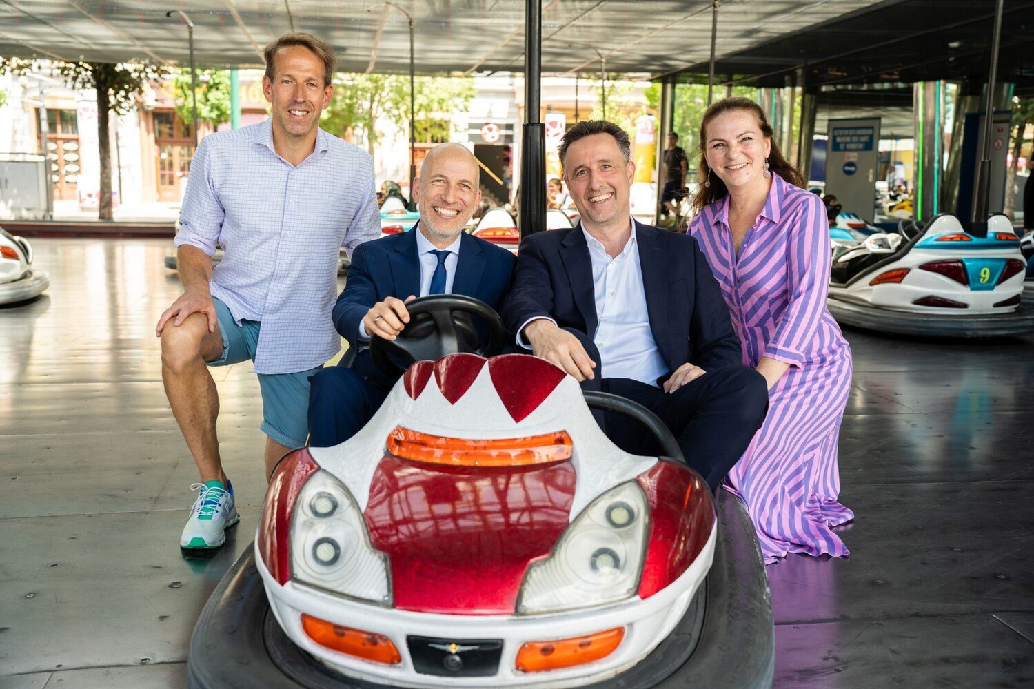 Mutig: 2 Erwachsene im Autodrom, da haben die Schienbeine ihre Freude beim Aufprall. Wie auch immer, Bundesminister Kocher setzte sich ans Steuer. V.l.: Matthias Grumbir (Grand Autodrom), Minister Martin Kocher, Spartenobmann Markus Grießler, Praterverbandspräsidentin Silvia Lang © Wiener Praterverband/Monsieur Sky