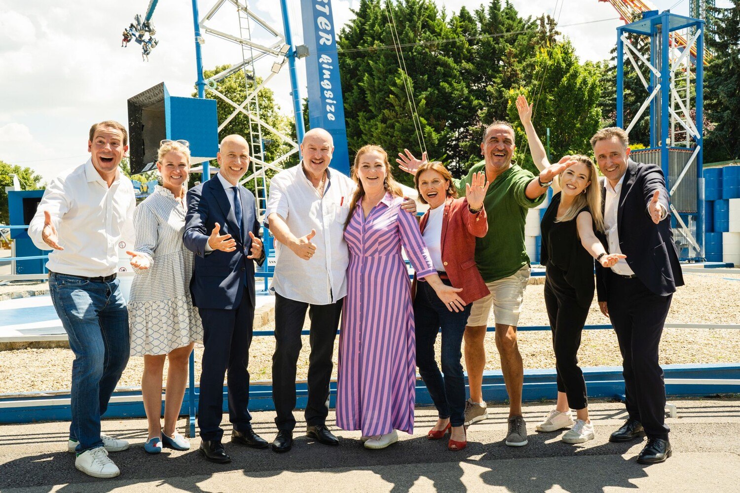 Hatten Spaß beim „Sling Shot“. V.l.: Stefan Sittler-Koidl, Anna  Kleindienst-Jilly, Minister Martin Kocher, Praterverbandsvizepräsident Fredo Nemec, Praterverbandspräsidentin Silvia Lang, Tourismus Staatssekretärin Susanne Kraus-Winkler, Soufian Tabib, Viola Pondorfer, Spartenobmann Markus Grießler © Wiener Praterverband/Monsieur Sky