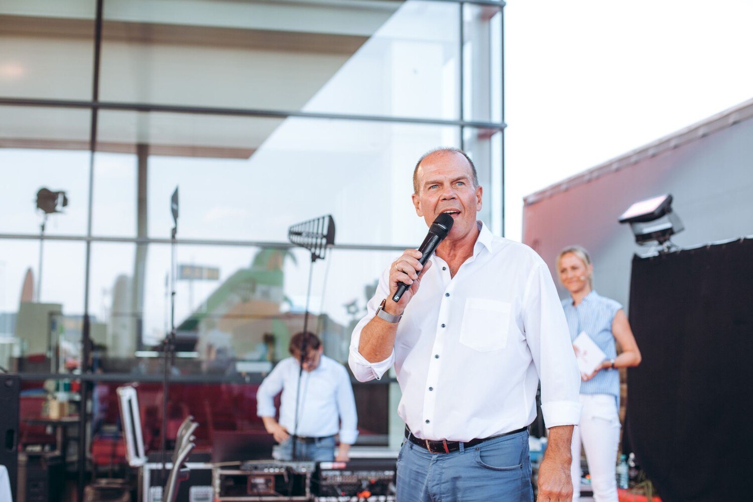 Ja, auch Gastro-Obmann Peter Dobcak war gekommen. Das Foto täuscht aber, gesungen hat er nicht. © Mila Zytka für Transgourmet Wien Nord