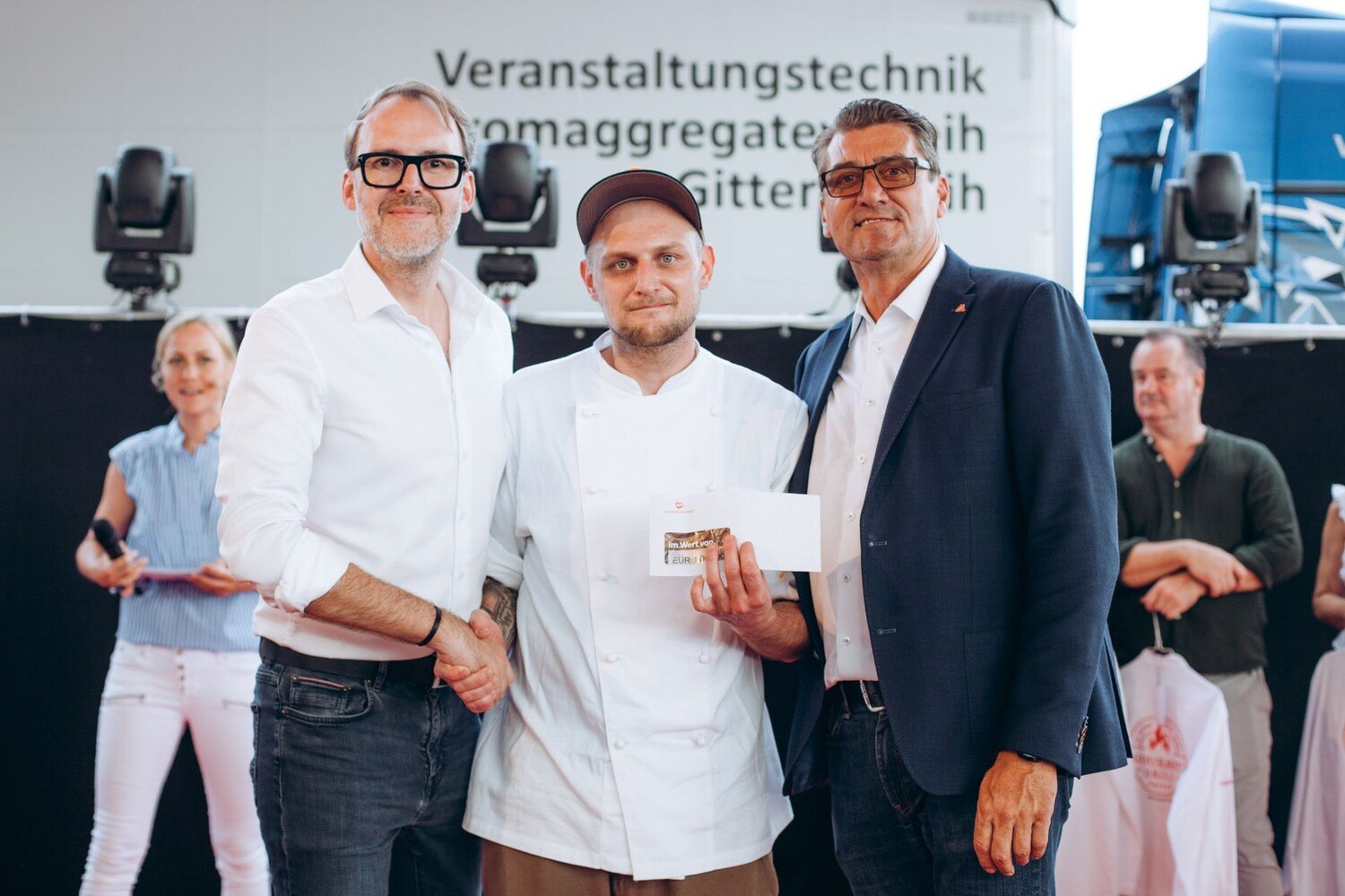 Grill-Battle-Gewinner Björn Krups flankiert von Manfred Mladosevits (links) und Leo Bayrleitner (rechts). © Mila Zytka für Transgourmet Wien Nord