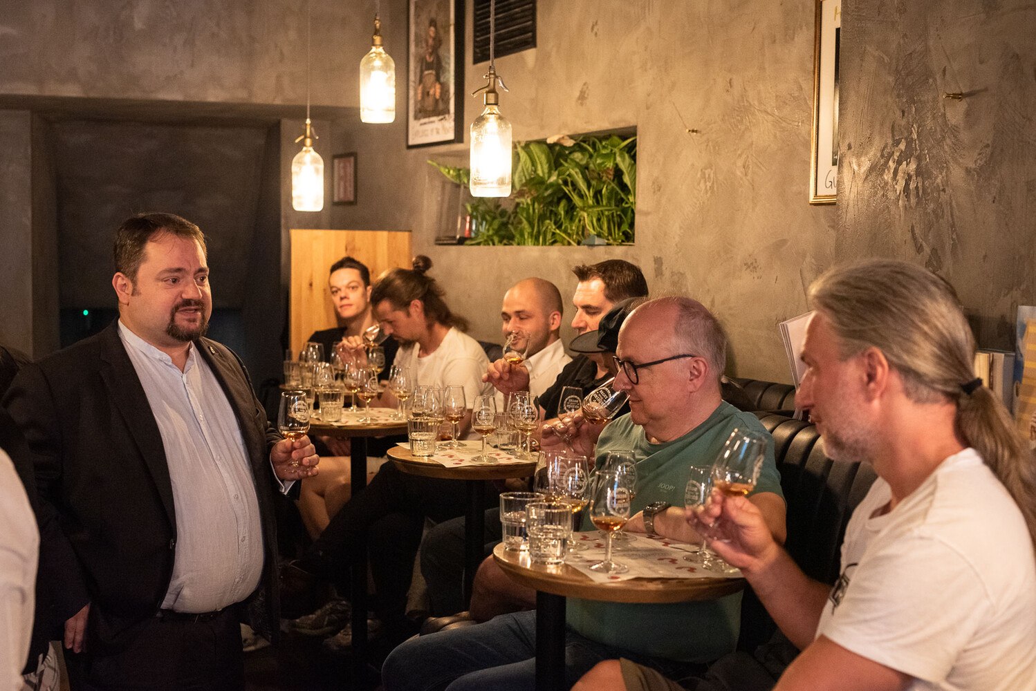 Ganz links: Erhard Ruthner, ganz rechts: Bernhard Rems, Markus Höller © Maximilian Lottmann