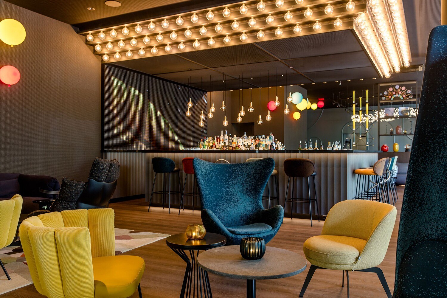 One Lounge mit der fein sortierten Bar © Motel One