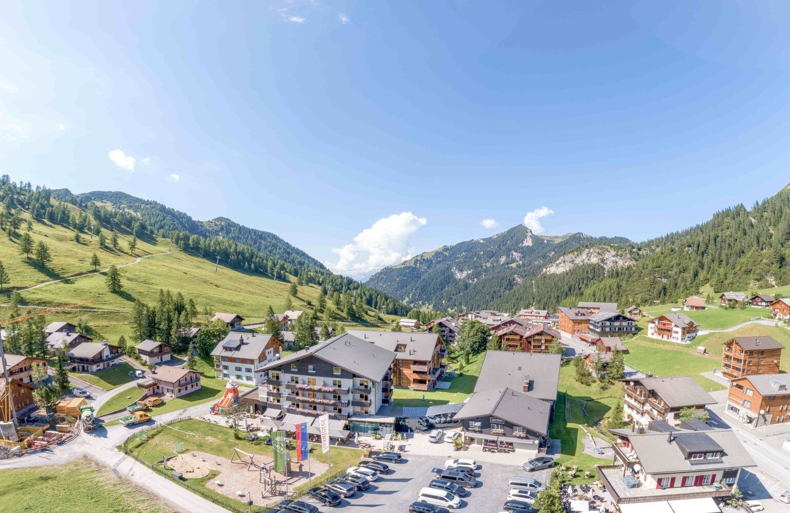 Das Gorfion Familotel thront es in der grünen Berglandschaft und hat ab sofort einen neuen Hoteldirektor an Bord. © Gorfion