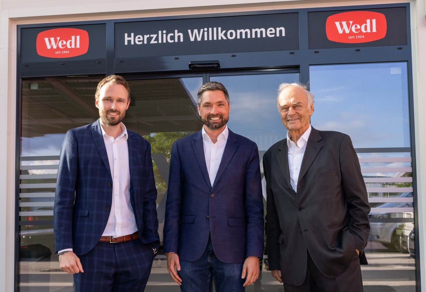 Die Geschäftsführer Lorenz (links) und Leopold Wedl (rechts) zusammen mit Bürgermeister Peter Schobesberger, zelebrieren die Eröffnung des innovativ gestalteten Wedl-Marktes in Vöcklabruck und den Launch des frischen Markenauftritts. © Nikolaus Faistauer Photography