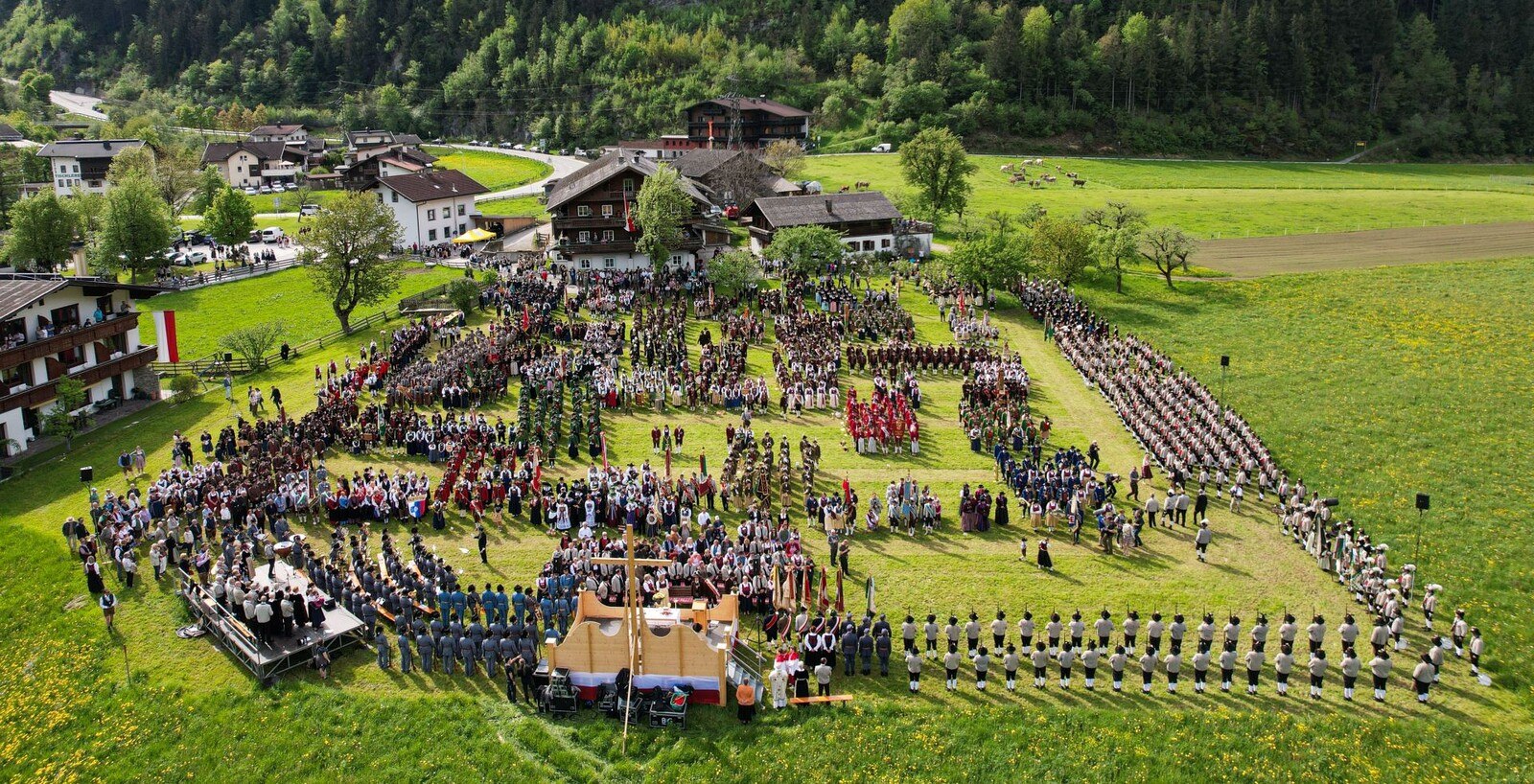 Traditionell findet im Rahmen des Gauder Festes eine Feldmesse statt. Das Wetter hat heuer mitgespielt. © Zillertal Bier