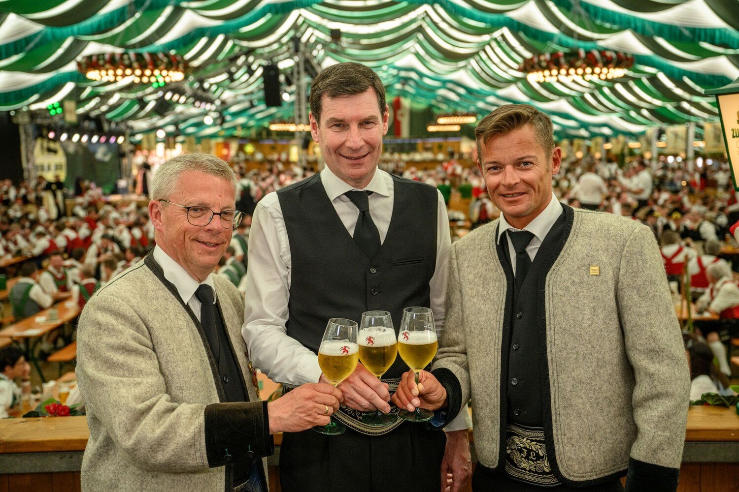 Freuten sich über den Erfolg des Gauder Fests 2023 (v.l.): Robert Pramstrahler (Bürgermeister von Zell am Ziller), Martin Lechner (GF von Zillertal Bier) und Ferdinand Lechner (Obmann Tourismusverband Zell-Gerlos). © Zillertal Bier