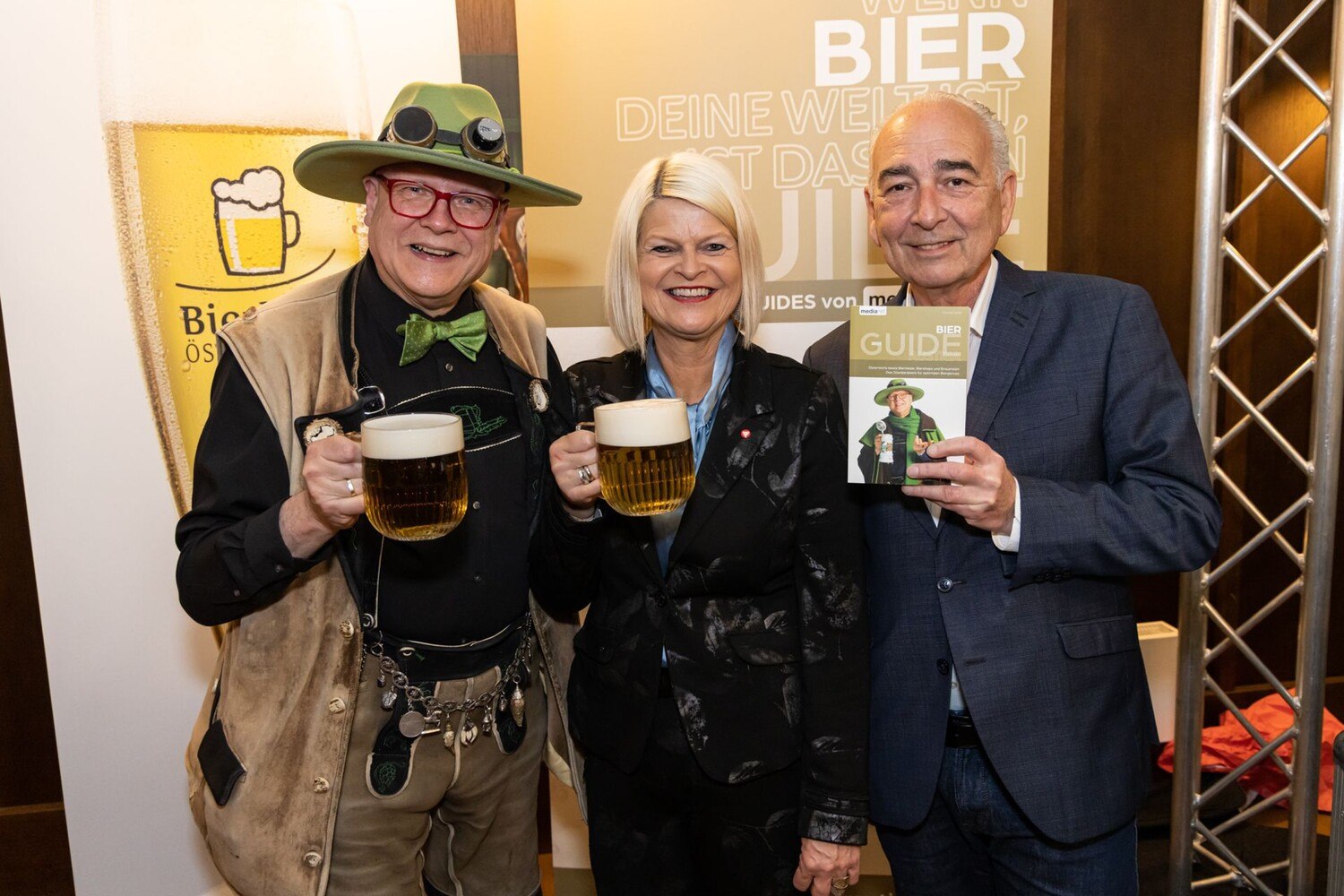 Militärischer Beistand für den Bierpapst: Verteidigungsministerin Klaudia Tanner war auch heuer wieder mit von der Partie. Im Bild rechts Herausgeber Germanos Athanasiadis. © medianet AG/APA-Fotoservice/Juhasz