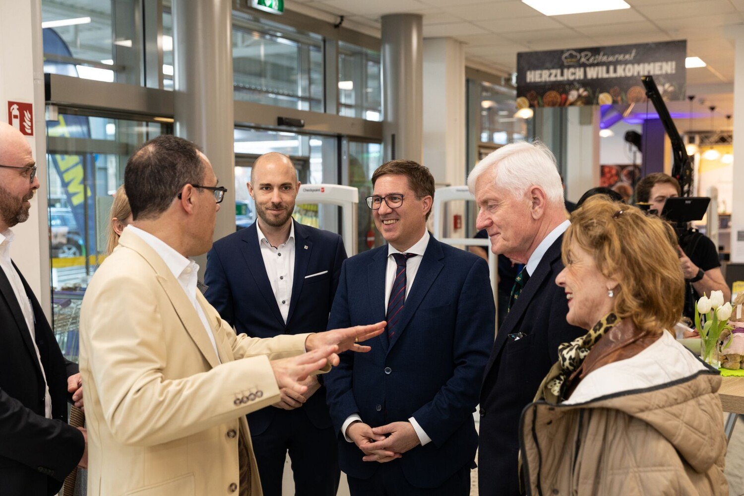 Metro Österreich CEO Xavier Plotitza begrüßte u. a. Stadtrat Ralph Schäfer und Bürgermeister Andreas Rabl. © METRO Österreich/APA-Fotoservice/Grünwald