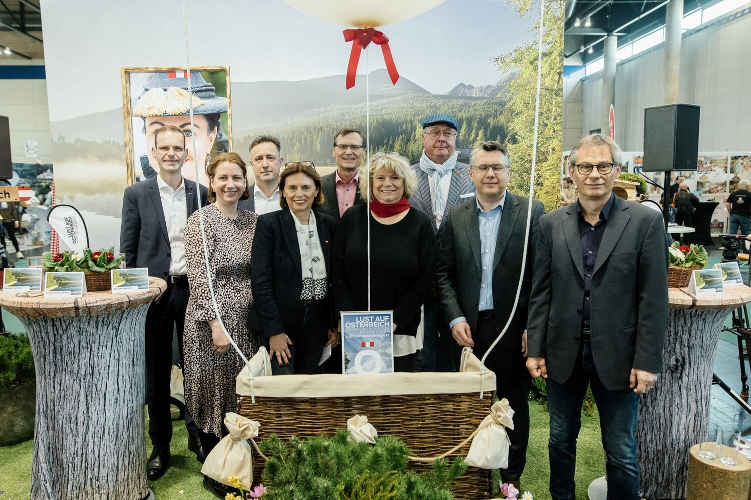 1. Reihe v.l.n.r.: Barbara Leithner, COO RX Austria, Susanne Kraus-Winkler, StSekrin BM für Arbeit und Wirtschaft, Eva Buzzi, GF Railtours Austria, Markus Gratzer, GenSekr ÖHV, Oliver Fritz, Tourismusexperte WIFO
2. Reihe v.l.n.r.: Michael Trestl, CCO Austrian Airlines, Markus Griessler, Spartenobmann Tourismus WKW, Thomas Kralinger, GF KURIER Medienhaus, Wolfgang Fischer: CEO DDSG © Romar Ferry