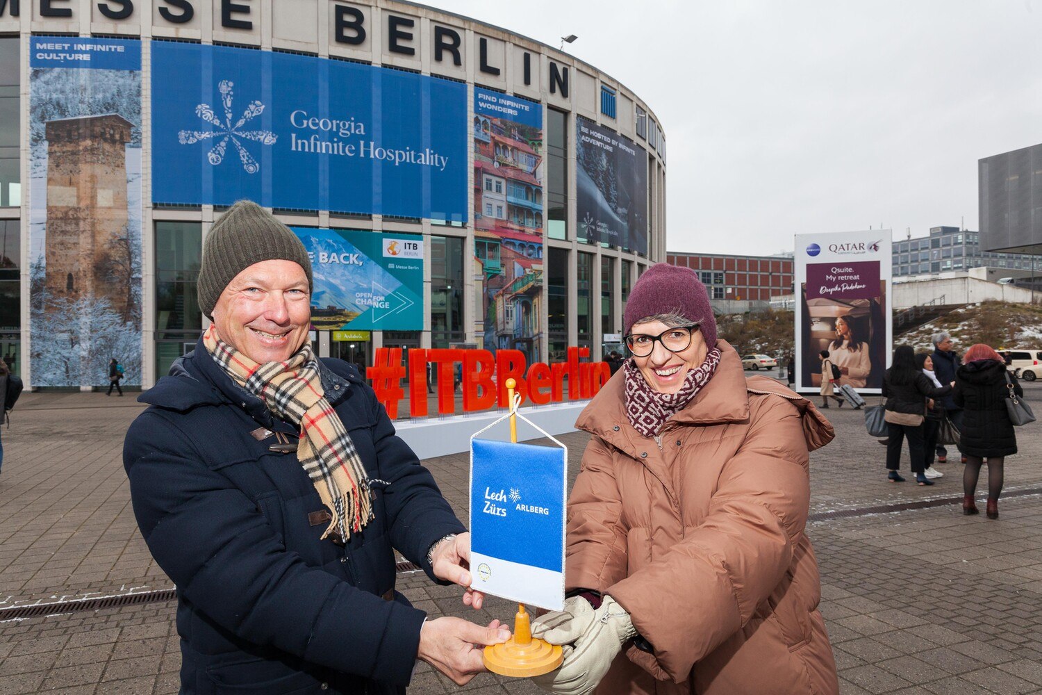 Hermann Fercher (Direktor Lech Zürs Tourismus) und Germana Nagler (Marketingleiterin Lech Zürs Tourismus) hielten die Fahne von Lech Zürs auf der ITB in Berlin hoch. © ProMedia