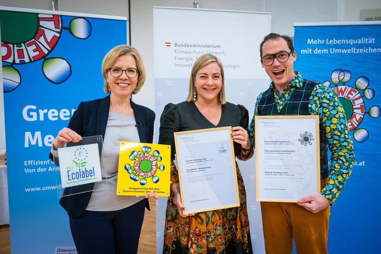 Verleihung des Österreichischen Umweltzeichens durch Leonore Gewessler an Sigrid und Maximilian Blumschein vom Hotel & Wirtshaus Post. © BMK/Cajetan Perwein