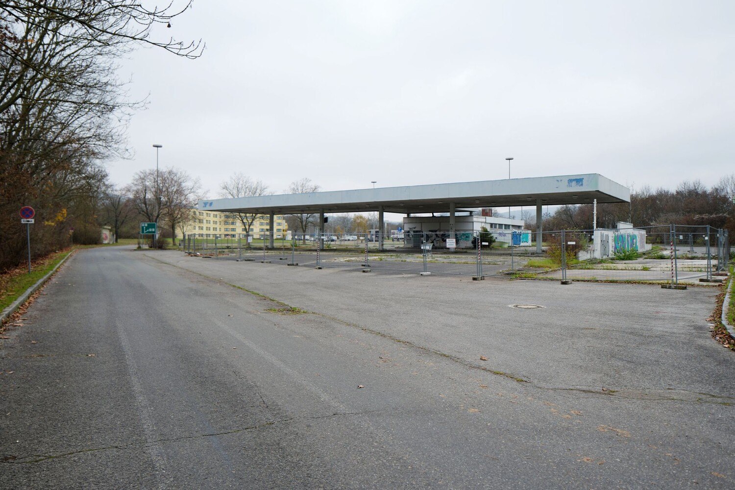 So sieht ein Teil der Fläche derzeit aus. Einfahrende Pkw-LenkerInnen kennen die ehemalige Tankstelle in der Westeinfahrt. Hier soll der neue Standort gebaut werden. © Transgourmet